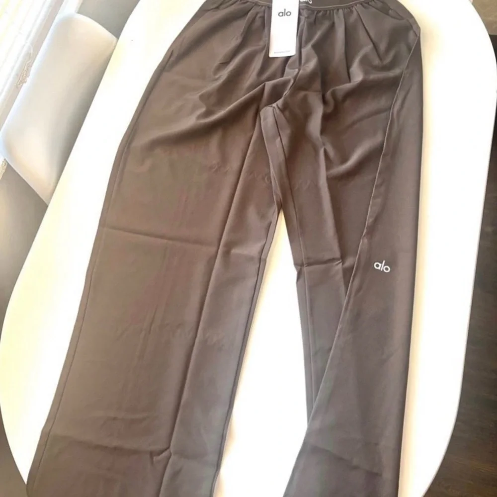 ALO Yoga Wide-Leg High-Rise Pants in Dark Brown - Picture 4 of 5